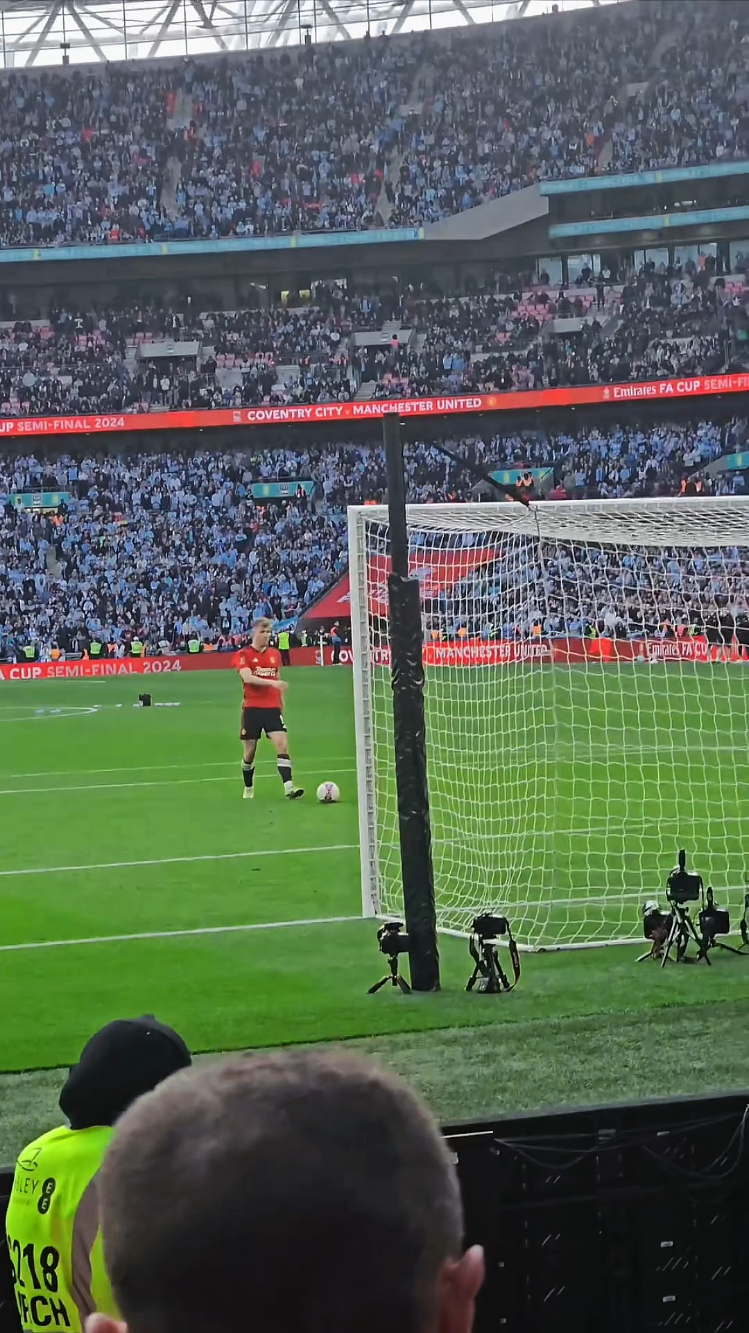 包含赛地聚焦:足总杯清晨热度飙升;曼联手感冰凉;球迷炸锅;赛程密集仍需轮换的词条 包含赛地聚焦:足总杯清晨热度飙升;曼联手感冰凉;球迷炸锅;赛程密集仍需轮换的词条