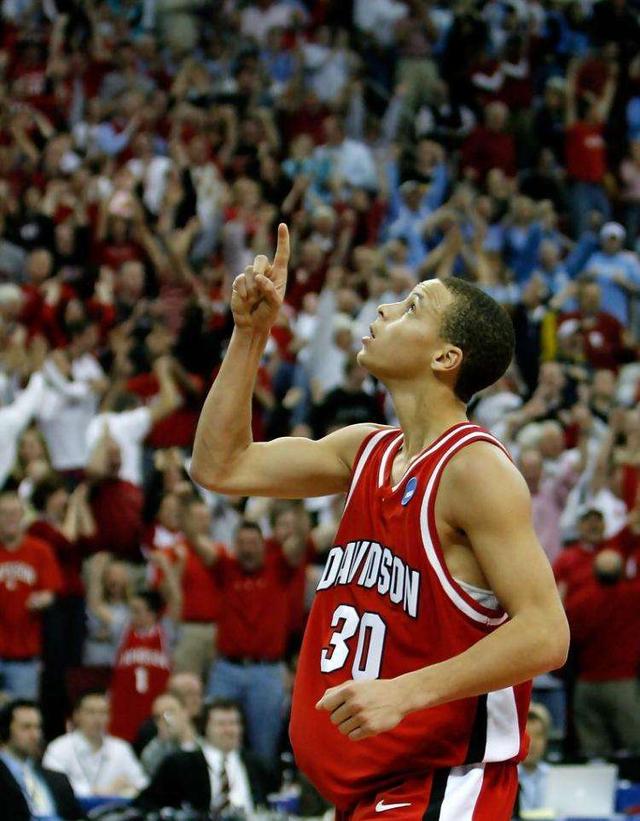  法国杯比赛中惊人的勺子点球引发门将愤怒 