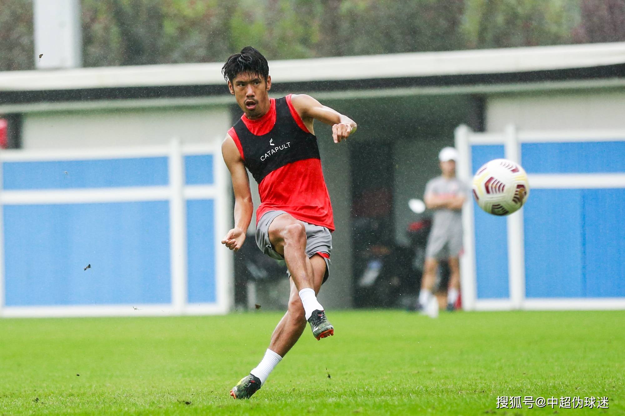  多特蒙德训练开放日，赛后防线松动引欢呼，中超在即，身体对抗强度拉满