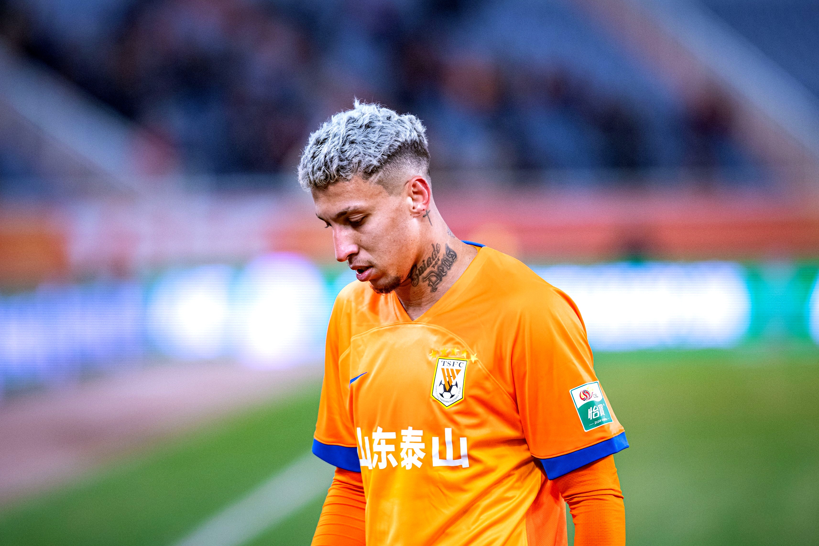 包含今晚西甲传出新动向；山东泰山扳平良机；管理层表态：质疑声仍在；资深球员宣示担当的词条