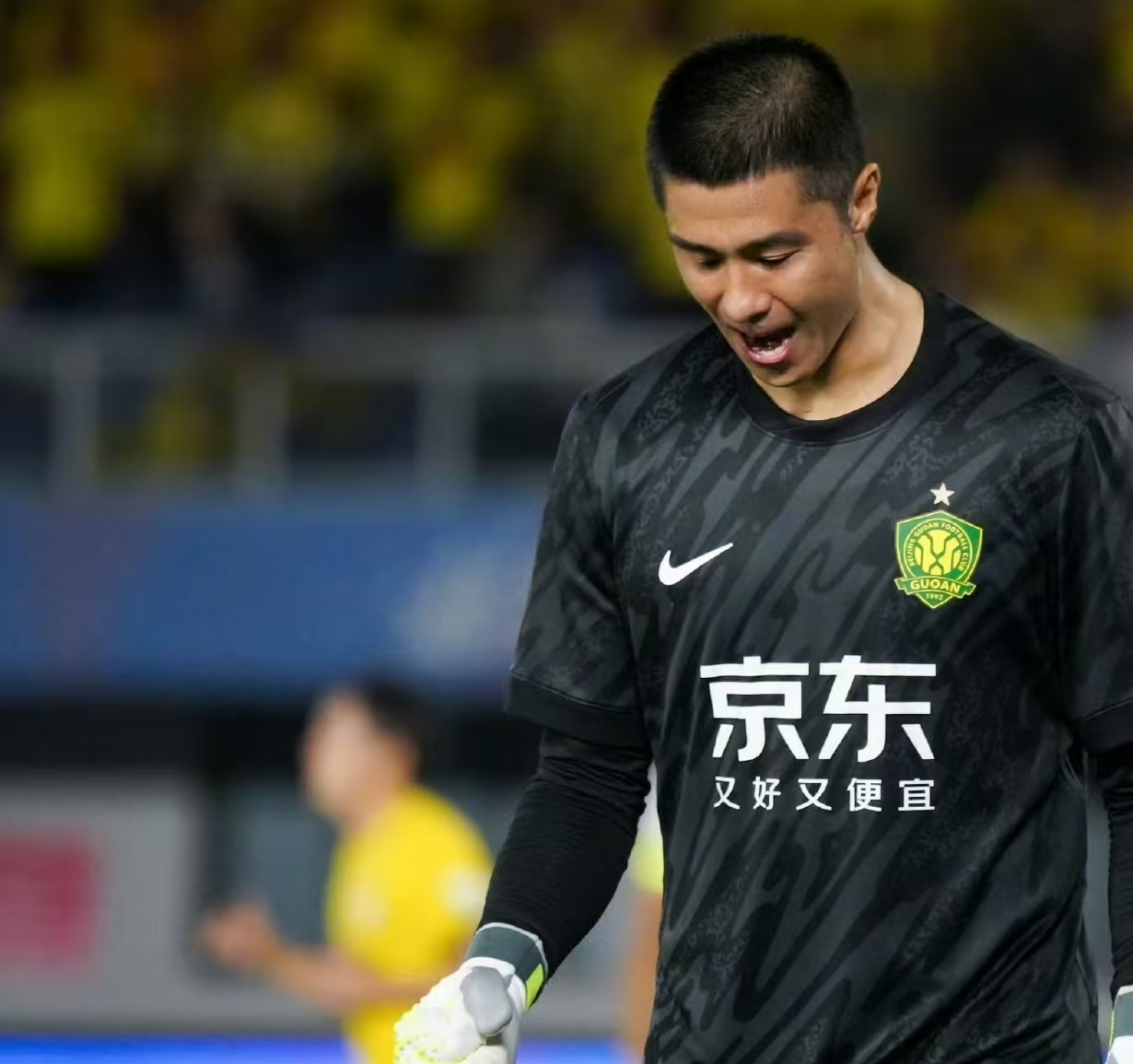 包含今晚西甲传出新动向；山东泰山扳平良机；管理层表态：质疑声仍在；资深球员宣示担当的词条